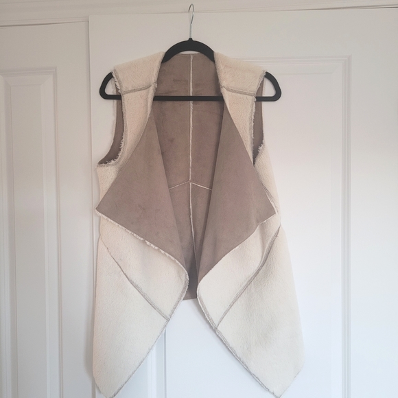 NWOT Guess Faux Sherpa Reversible Vest - Picture 7 of 15